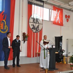 Pfarrer Stephan Feldhausen bei der 100-Jahr-Feier der Freiwilligen Feuerwehr Altrich und dem Feuerwehrfest der Verbandsgemeinde Wittlich-Land