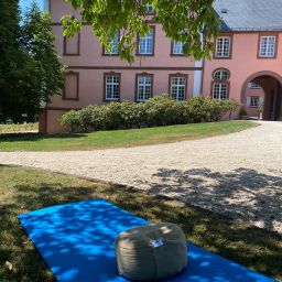 Yogaeinheiten im Schlossgarten in Dreis