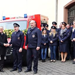 Schlüsselübergabe: Bürgermeister Dennis Junk übergibt Wehrführer Karl-Heinz Konz die Fahrzeugschlüssel