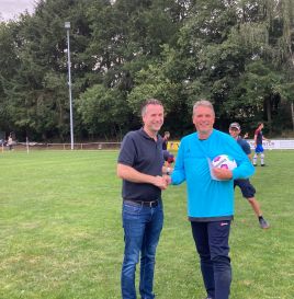 Bürgermeister Manuel Follmann und der Spielführer der AH Laufeld, Michael Weber, bei der Siegerehrung.