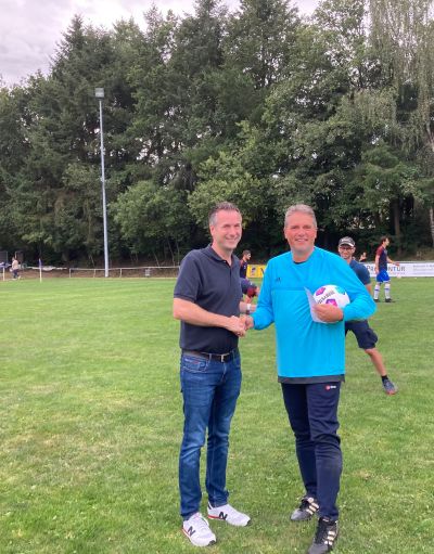 Bürgermeister Manuel Follmann und der Spielführer der AH Laufeld, Michael Weber, bei der Siegerehrung.