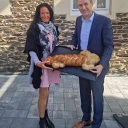 Symbolische Schlüsselübergabe