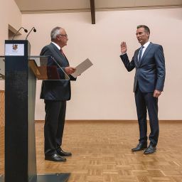 Der Erste Beigeordnete Fritz Kohl vereidigt Manuel Follmann