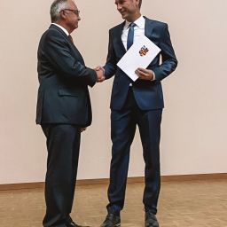 Der Erste Beigeordnete Fritz Kohl gratuliert Manuel Follmann zu seinem neuen Amt als Bürgermeister der Verbandsgemeinde Wittlich-Land. 