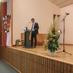 Bürgermeister Manuel Follmann bedankt sich bei dem Ersten Beigeordneten Fritz Kohl für die Führung der Amtsgeschäfte innerhalb der vakanten Zeit.