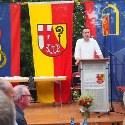Bürgermeister Manuel Follmann bei seiner Rede in der Ortsgemeinde Niederscheidweiler