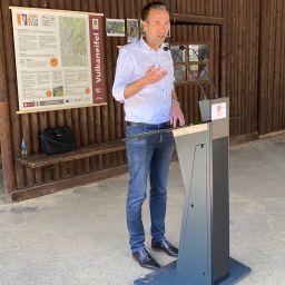 Bürgermeister Manuel Follmann bei seiner Rede zur Eröffnung des Burgen-Klettersteig Manderscheid