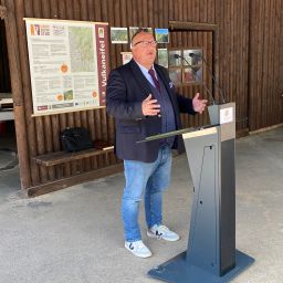 Staatssekretär Andy Becht bei seiner Rede zur Eröffnung des Burgen-Klettersteig Manderscheid