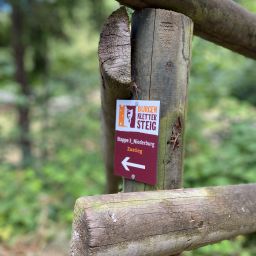 Beschilderung Burgen-Klettersteig Manderscheid Etappe 3 Niederburg Zustieg