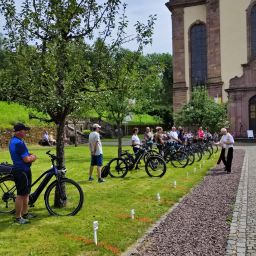 Professor Dr. Bohlen segnet die RadfahrerInnen vor der Abtei Himmerod