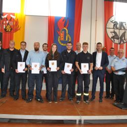 Ernennungen und Beförderungen von Mitgliedern der Freiwilligen Feuerwehr im Beisein von Bürgermeister Manuel Follmann, den stellvertretenden Wehrleitern Andreas Becker und Dirk Minor sowie des Brand- und Katastrophenschutzinspekteurs Jörg Teusch und Peter Gerhards