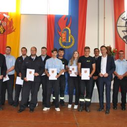 Ernennungen und Beförderungen von Mitgliedern der Freiwilligen Feuerwehr im Beisein von Bürgermeister Manuel Follmann, den stellvertretenden Wehrleitern Andreas Becker und Dirk Minor sowie des Brand- und Katastrophenschutzinspekteurs Jörg Teusch und Peter Gerhards