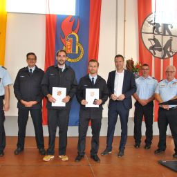 Ernennungen und Beförderungen von Mitgliedern der Freiwilligen Feuerwehr im Beisein von Bürgermeister Manuel Follmann, den stellvertretenden Wehrleitern Andreas Becker und Dirk Minor sowie des Brand- und Katastrophenschutzinspekteurs Jörg Teusch und Peter Gerhards