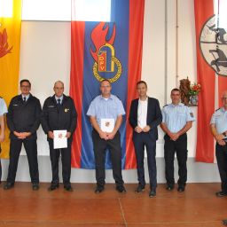 Ernennungen und Beförderungen von Mitgliedern der Freiwilligen Feuerwehr im Beisein von Bürgermeister Manuel Follmann, den stellvertretenden Wehrleitern Andreas Becker und Dirk Minor sowie des Brand- und Katastrophenschutzinspekteurs Jörg Teusch und Peter Gerhards