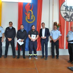 Ernennungen und Beförderungen von Mitgliedern der Freiwilligen Feuerwehr im Beisein von Bürgermeister Manuel Follmann, den stellvertretenden Wehrleitern Andreas Becker und Dirk Minor sowie des Brand- und Katastrophenschutzinspekteurs Jörg Teusch und Peter Gerhards