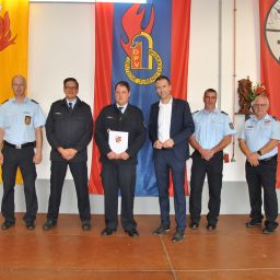 Ernennungen und Beförderungen von Mitgliedern der Freiwilligen Feuerwehr im Beisein von Bürgermeister Manuel Follmann, den stellvertretenden Wehrleitern Andreas Becker und Dirk Minor sowie des Brand- und Katastrophenschutzinspekteurs Jörg Teusch und Peter Gerhards