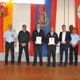 Ernennungen und Beförderungen von Mitgliedern der Freiwilligen Feuerwehr im Beisein von Bürgermeister Manuel Follmann, den stellvertretenden Wehrleitern Andreas Becker und Dirk Minor sowie des Brand- und Katastrophenschutzinspekteurs Jörg Teusch und Peter Gerhards