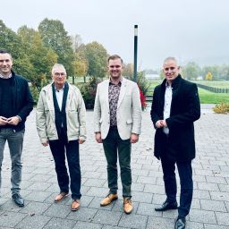 Bürgermeister Manuel Follmann mit Joachim Gerke von der SGD-Nord, Ortsbürgermeister Christoph Thieltges und Dennis Junk, MdL 