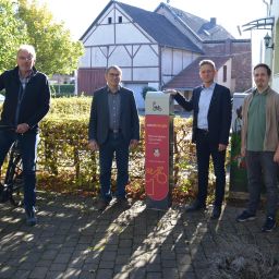 In Bergweiler (v.l.): Reinhard Thielen (1. Beigeordneter), Ortsbürgermeister Horst Weber, Marco Felten von Westenergie und Sanierungsmanager Christian Stalter.