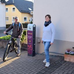 In Eckfeld am Bauernhofcafe (v.l.): Ortsbürgermeister Ortsbürgermeister Leo Schmitz sowie Manuela Schmitz