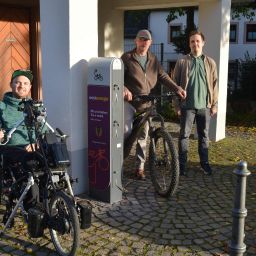 In Eckfeld am Dorfplatz (v.l.): Maximilian Stolz und Ortsbürgermeister Leo Schmitz