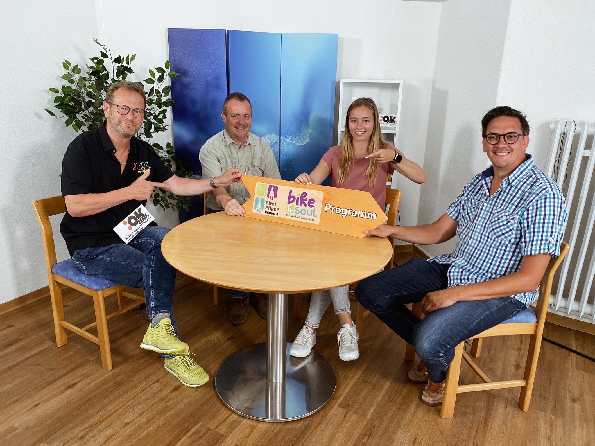 von links nach rechts Hermann-Josef Haller (Offener Kanal Wittlich eingetragener Verein), Ortsbürgermeister Alois Meyer (Klausen), Alena Hahn und Dirk Minor