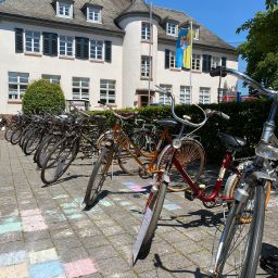 Ausstellung alter Fahrräder auf dem Festplatz an der Alten Schule in Salmtal