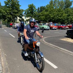 Ausstellung von Oldtimern auf dem Festplatz an der Alten Schule in Salmtal