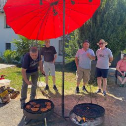 Schwenkbraten und Erfrischungsgetränk in Hupperath