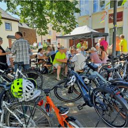 Ein gemütliches Beisammensein bei Wein und Gegrilltem