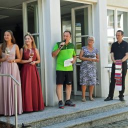 Ortsbürgermeister Armin Kohnz eröffnet gemeinsam mit den Weinhoheiten die Veranstaltung