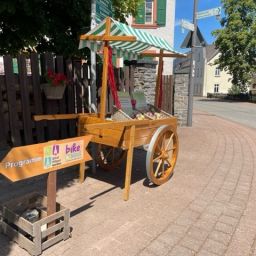 Obstwagen und Schild zum Programm Erlebnistag bike4soul