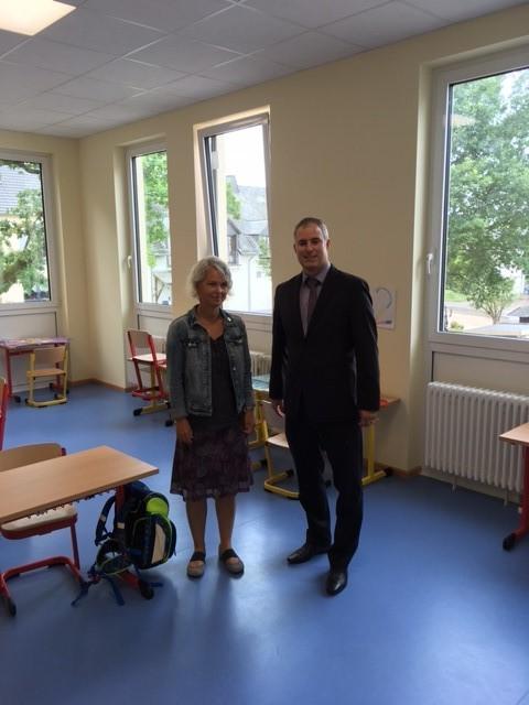 Schulleiterin Christiane Hahn und Bürgermeister Dennis Junk in einem der neuen Klassenzimmer