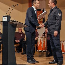 Bürgermeister Manuel Follmann überreicht dem neuen Wehrleiter David Backendorf die Ernennungsurkunde