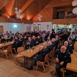 Die geladenen Feuerwehrangehörigen sowie Gäste in der Bürgerhalle in Salmtal