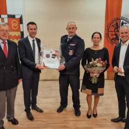 v.l.n.r. Bürgermeister a. D. Christoph Holkenbrink, Bürgermeister Manuel Follmann, Wehrleiter a. D. Stephan Christ mit Ehefrau Sabine Christ und Bürgermeister a. D. Dennis Junk