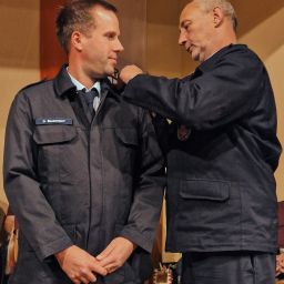 Wehrleiter a. D. Stephan Christ übergibt seinem Nachfolger David Backendorf die Dienstgradeabzeichen