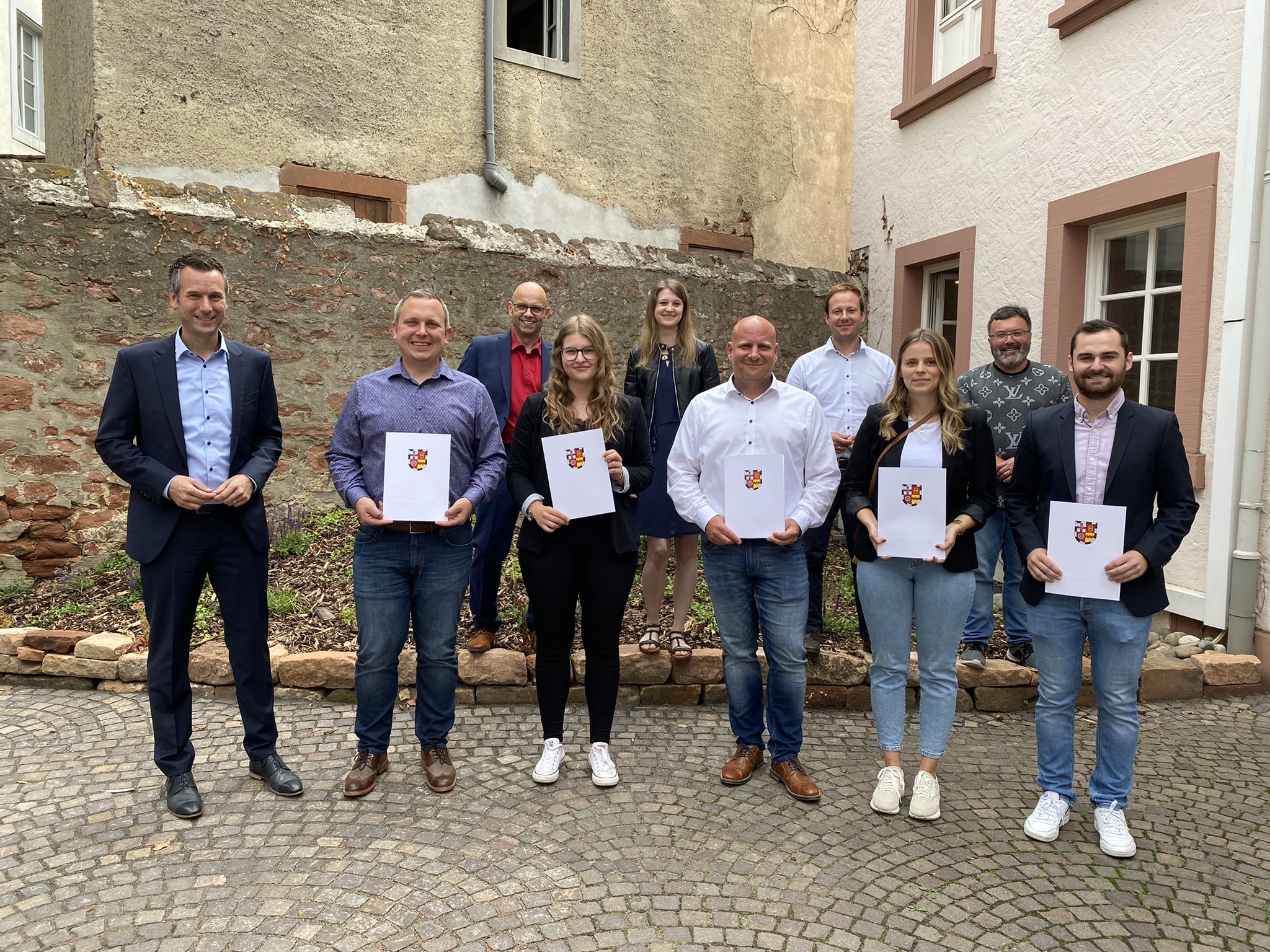 von links nach rechts Bürgermeister Manuel Follmann mit einem starken Team: Marcel Wallscheid, Personalratsvorsitzender Jürgen Heinz, Tina Bohn, Ausbildungsleiterin Carina Leisen, Frank Brixius, Sachgebietsleiter Dennis Kinne, Maren Schuh, Büroleiter Leo Merges und Felix Leuschen