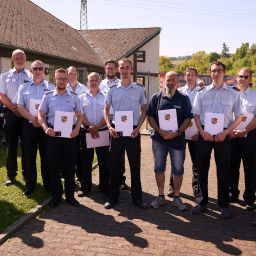 Mit der Beförderung zum Löschmeister und Oberlöschmeister wurden besondere Verdienste ausgezeichnet.