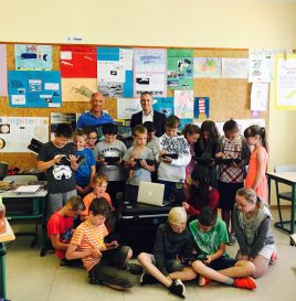 Übergabe der iPads an die Grundschule Binsfeld, links Schulleiter Simon und rechts Bürgermeister Junk