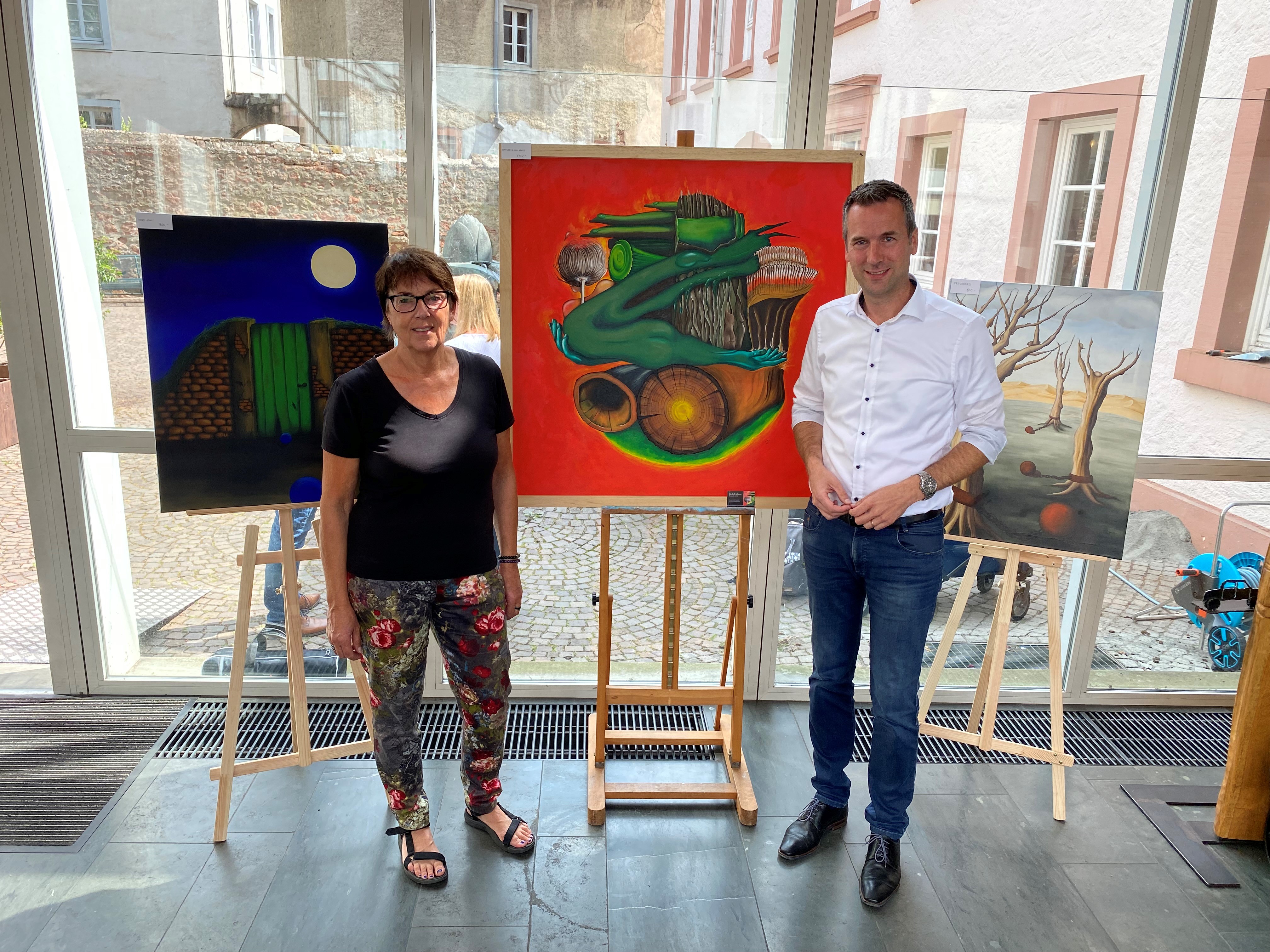 Künstlerin Liesbeth Johnson-Kampen mit Bürgermeister Manuel Follmann