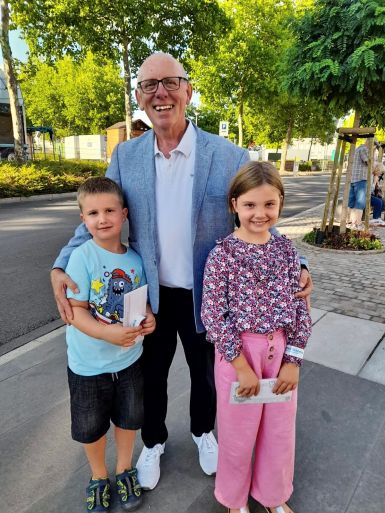 Beigeordneter Norbert Kraff mit den Junioren-Siegern Lara und Tobias Oetringer