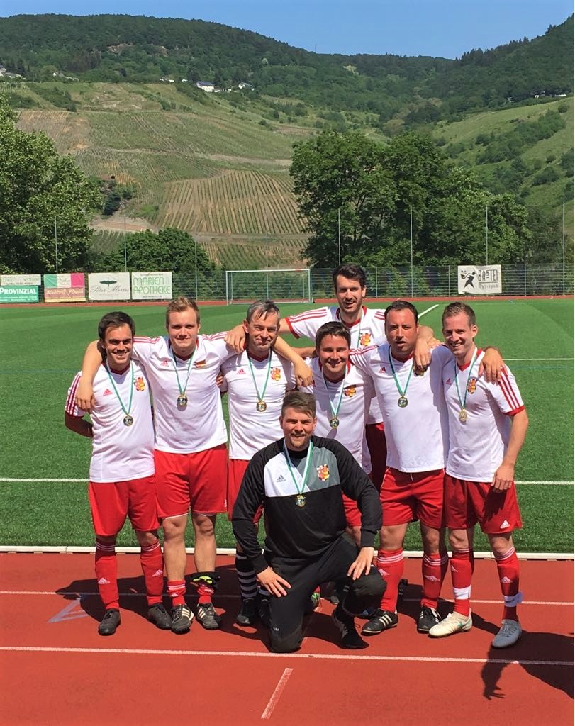 hintere Reihe, v.l.: Marius Warscheid, Tim Denis, Andreas Ketter, Kevin Servatius, Timo Becker, Andreas Spang, Marius Kiewel hintere Reihe, v.l.: Marius Warscheid, Tim Denis, Andreas Ketter, Kevin Servatius, Timo Becker, Andreas Spang, Marius Kiewel