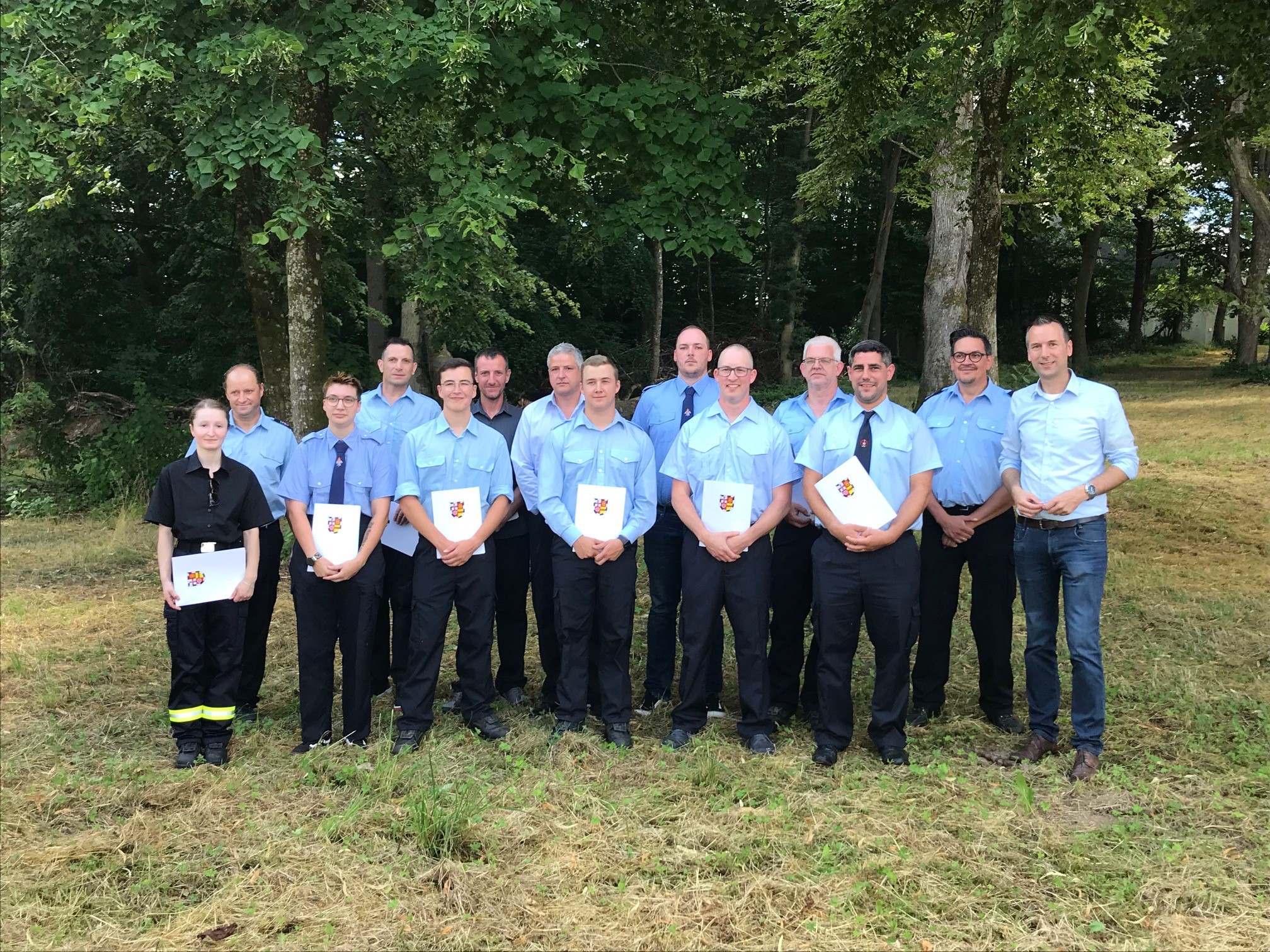 Gruppenbild der verpflichteten und beförderten Mitglieder der Freiwilligen Feuerwehr mit Bürgermeister Manuel Follmann