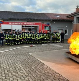 Bürgermeister Manuel Follmann (3. v. l.) und Westenergie-Kommunalmanager Christian Nathem (1. v. l.) machen sich ein Bild von der Schulung für Freiwillige Feuerwehrleute der Verbandsgemeinde Wittlich-Land (Foto: Westenergie AG/Pachelle Flesch)