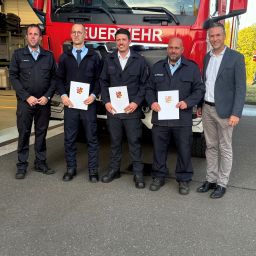 v.l.n.r.: Wehrleiter David Backendorf, Matthias Wagner, Jacob Boesen, Kai Fritsche und Bürgermeister Manuel Follmann