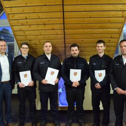 v.l.n.r. Bürgermeister Manuel Follmann, Jens Leyendecker, Julian Backendorf, Samuel May, Florian Reis und Wehrleiter David Backendorf | Foto: Feuerwehr Hetzerath