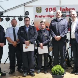 v.l.n.r.: Wehrführer Andreas Marx, stellv. Wehrleiter Ralf Weiler, Markus Thieltges, Philipp Lukas Steffgen, Fabian Jüngling, Bürgermeister Manuel Follmann