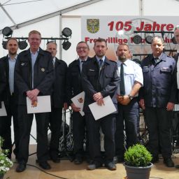 v.l.n.r.: Benedikt Gangolf, Johannes Hönisch, Tobias Klein, Florian Valerius, Martin Thieltges, Johannes Follmann, stellv. Wehrleiter Ralf Weiler, Wehrführer Andreas Marx, Bürgermeister Manuel Follmann