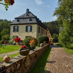 Gartenbereich des Innenhofes der Burg Bruch